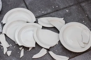 К чему снится бить посуду