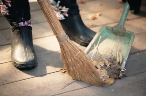 К чему снится подметать листья