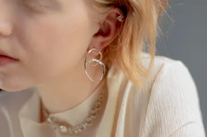 Сломанная серебряная сережка