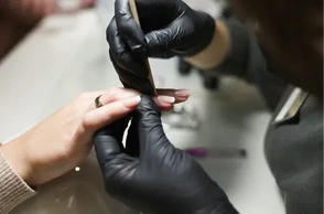 К чему снится делать маникюр у мастера